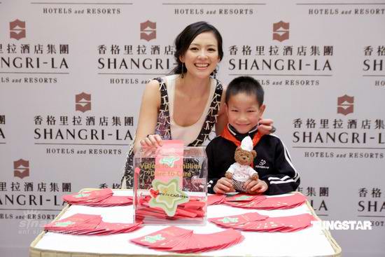 章子怡清新亮相成都投身关爱儿童慈善事业(图)